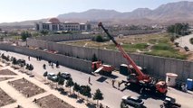 بلدية كابل تشرع في إزالة الحواجز الإسمنتية من وسط العاصمة