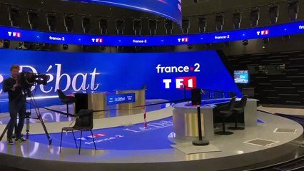 Video herunterladen: Découvrez les premières images du plateau du débat de l'entre deux tours où vont s'opposer mercredi soir Marine Le Pen et Emmanuel Macron - VIDEO