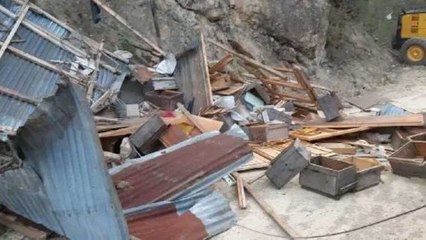 Gümüşhane'de kuvvetli rüzgarda evlerin çatısı uçtu