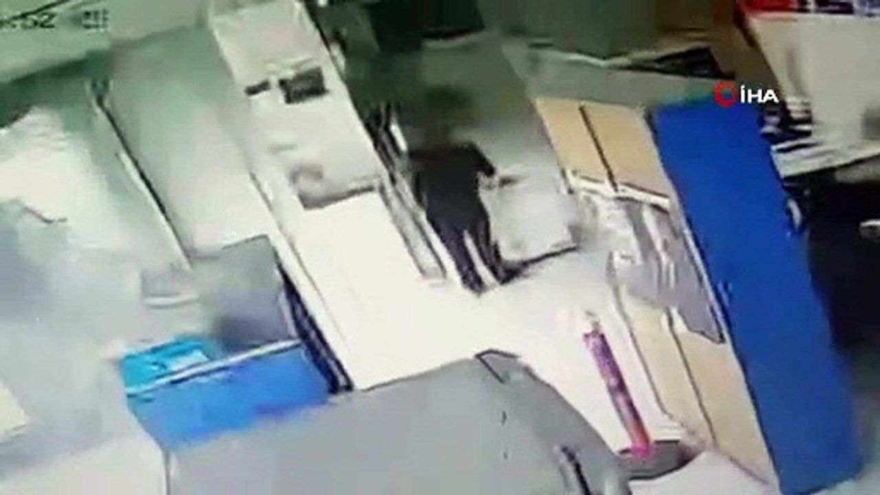 Aralarında kadınların da olduğu kargo firması çalışanlarına saldırdı