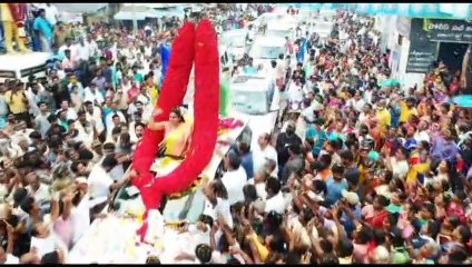 முதல்முறையாக நகரி தொகுதிக்கு வந்த அமைச்சர் ரோஜா.. 10 அடி ரோஜா பூ மாலை அணிவித்த மக்கள்.. உற்சாகம்