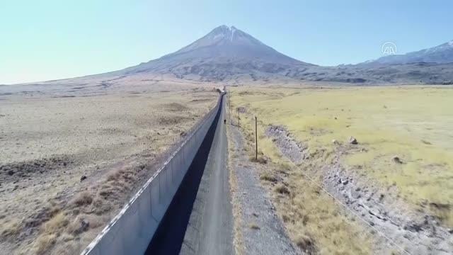 Yüksek teknolojili güvenlik sistemleri Türkiye-İran sınır duvarında etkin kullanılıyor