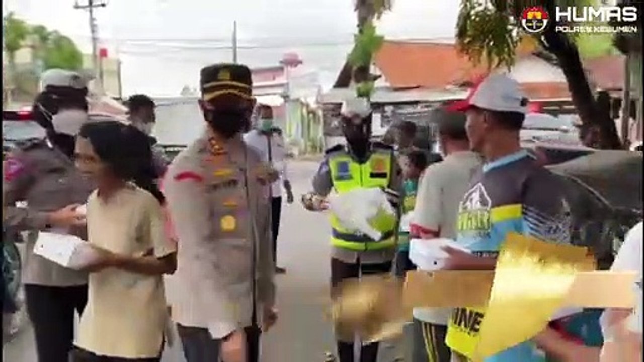 Menjelang Berbuka Puasa, Kapolres Kebumen Bagikan Takjil kepada Abang Becak dan Tukang Ojek