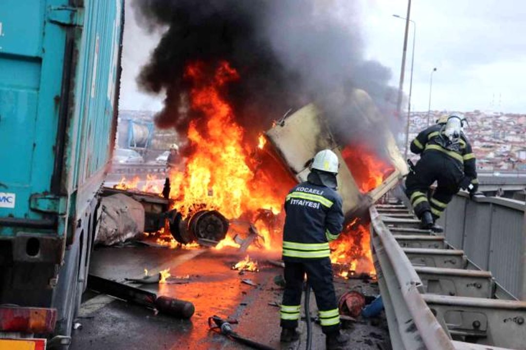 Makaslayan tır alev alev yandı, TEM otoyolu 2 saat trafiğe kapandı