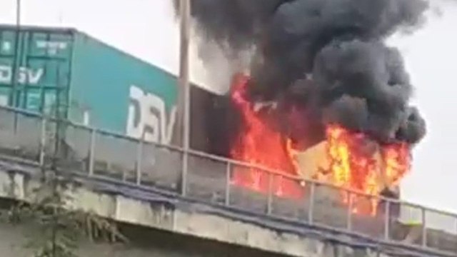 Yanan TIR’da sıkışan sürücüyü arkadan çarpan TIR’ın şoförü kurtardı