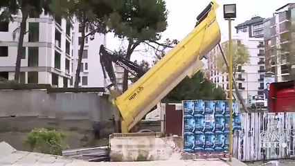 İstinat duvarı çöktü, bina hasar gördü