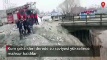 Ağrı'da kum çektikleri derede su seviyesi yükselince mahsur kaldılar