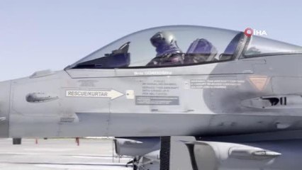 MSB, ABD uçak gemisinden havalanan uçaklara eşlik eden Türk uçaklarını paylaştı