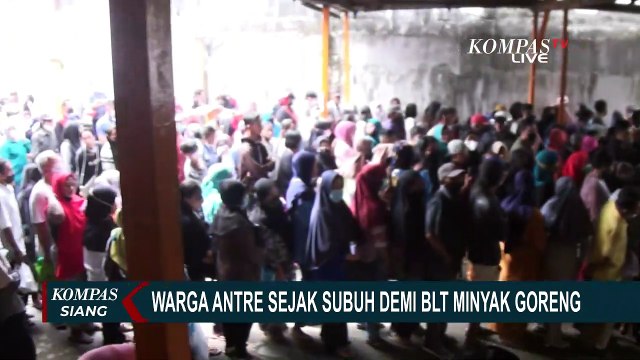 Antusias Cairkan BLT Minyak Goreng, Warga Pontianak Rela Antre Sedari Pagi
