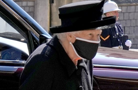 La Regina Elisabetta ‘sola con i suoi pensieri’ dopo il funerale del marito