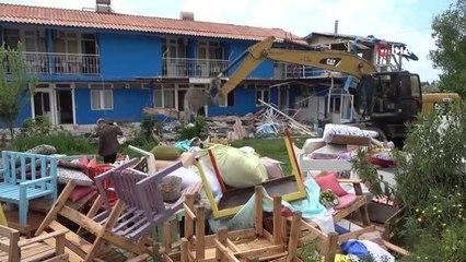 Son dakikaya kadar tahliye edilmeyen otel, ekiplerce içi boşaltılarak yıkıldı