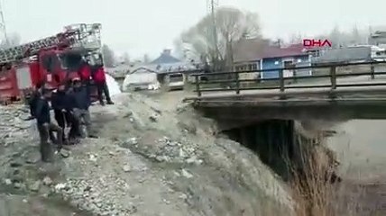 Kum çektikleri derede su seviyesi yükselince mahsur kaldılar