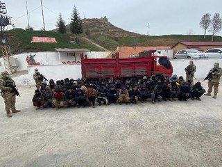 BİTLİS'TE, 2 ARAÇTA 110 KAÇAK GÖÇMEN YAKALANDI