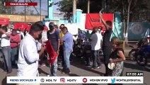 ¡Protesta! Militantes de LIBRE piden “cabeza” de la directora de “El Tórax”