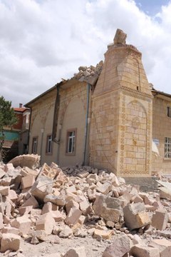 NEVŞEHİR'DE KUVVETLİ RÜZGAR; CAMİ MİNARESİ YIKILDI, SERALAR ZARAR GÖRDÜ