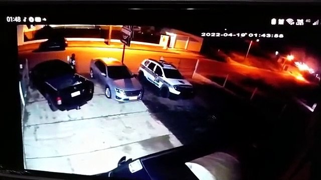 Vídeo mostra homem ateando fogo em viatura da PM em Criciúma