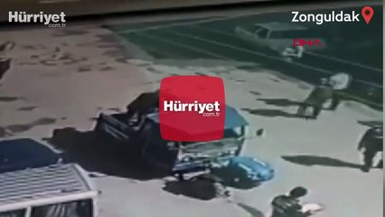 Yaşlı adamın patpatın kasasından düşme anı kameraya yansıdı