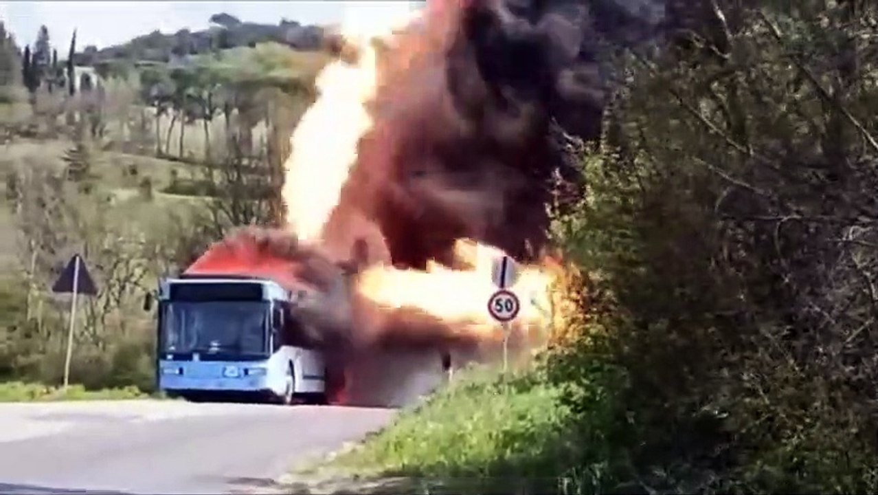 Ce bus en feu se transforme en triple lance-flammes !