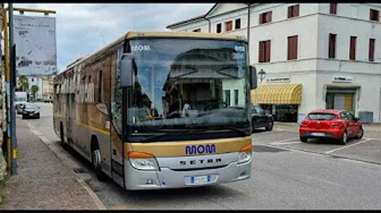 Autista della Mom accoltellato per aver chiesto il biglietto a un giovane: caccia all'aggressore