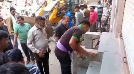 फड़ बाजार में दुकानों के खूुलने से पहले ही हटाने शुरू किए अतिक्रमण