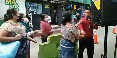 Pastor Predicando fue Agredido por criticar a los católicos