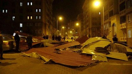 Bingöl'de şiddetli rüzgar çatıları uçurdu, otomobiller zarar gördü