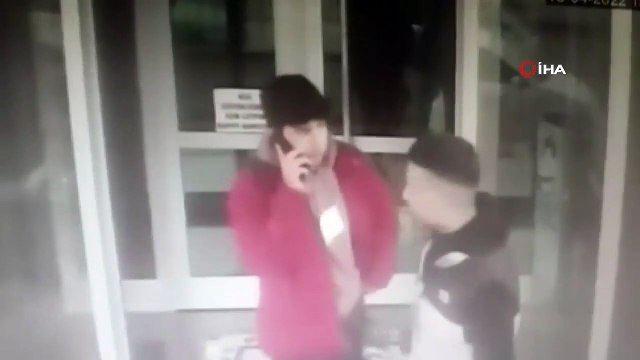 Akılalmaz olay: Davulcu, kapıyı açmayan baba-oğula saldırdı