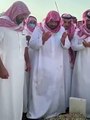 فيديو مؤثر.. الأمير فيصل بن خالد يبكي على قبر والدته الأميرة  لولوة أثناء دفنها - - @fksalsaud