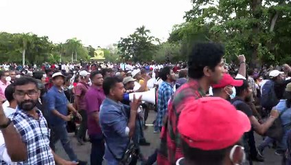 Polícia mata um homem em protestos no Sri Lanka