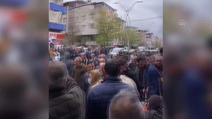 Durakta otobüs beklerken bacağından vuruldu