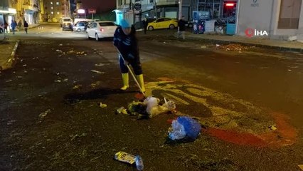 Her pazarda aynı manzara: Tonlarca çöpün çilesini temizlikçiler çekiyor