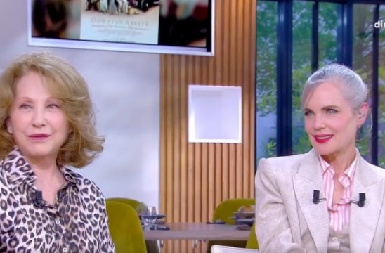 “On vous adore“ : la star de Downton Abbey Elizabeth McGovern couvre de compliments Nathalie Baye