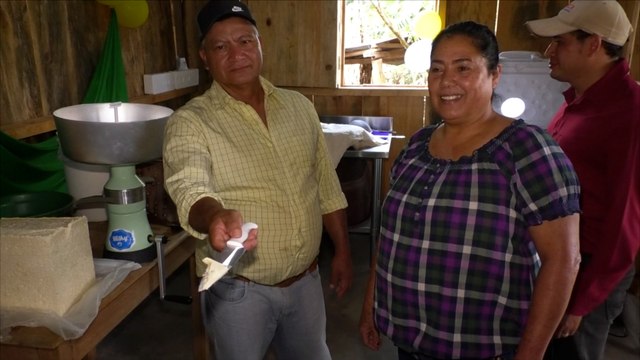 Mefcca entrega bono lácteos a una familia de Estelí