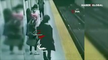 Metro istasyonunda bekleyen kadın raylara itildi! O anlar kamerada