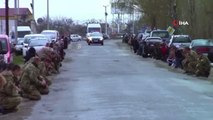 Son dakika haberleri: Ukraynalılar savaşta hayatını kaybeden askeri diz çökerek son yolculuğuna uğurladı
