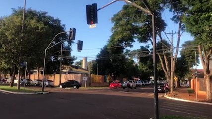 Semáforo intermitente quase provoca acidente em Cascavel