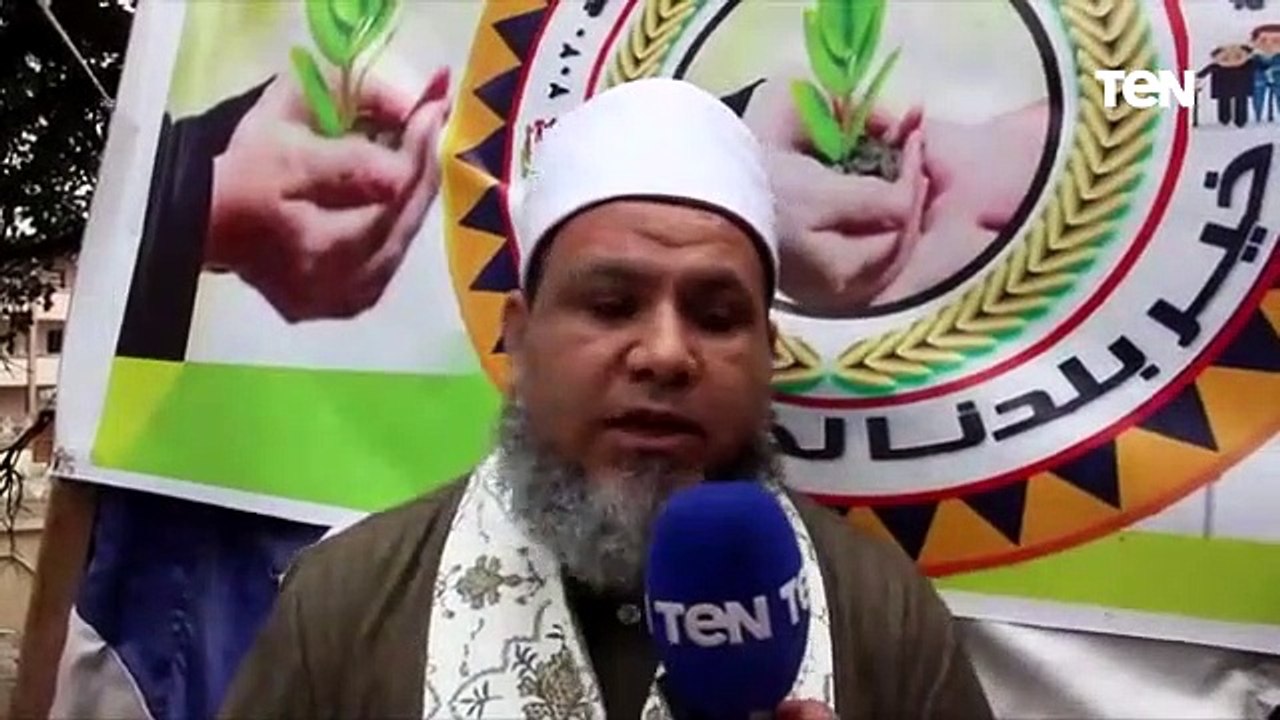 قساوسة ومشايخ يشاركون في تجهيز وجبات الافطار ضمن مبادرة إفطار صائم بقريه سنباط بالغربية