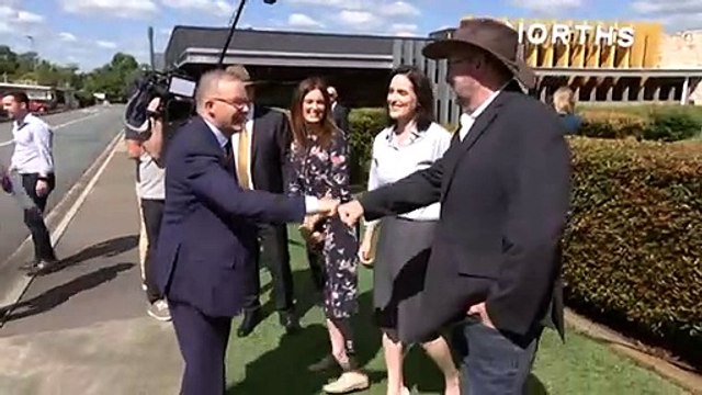 Labor leader Anthony Albanese campaigning in Queensland ahead of first election debate