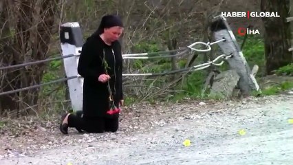 Ukraynalılar savaşta ölen askeri diz çökerek son yolculuğuna uğurladı