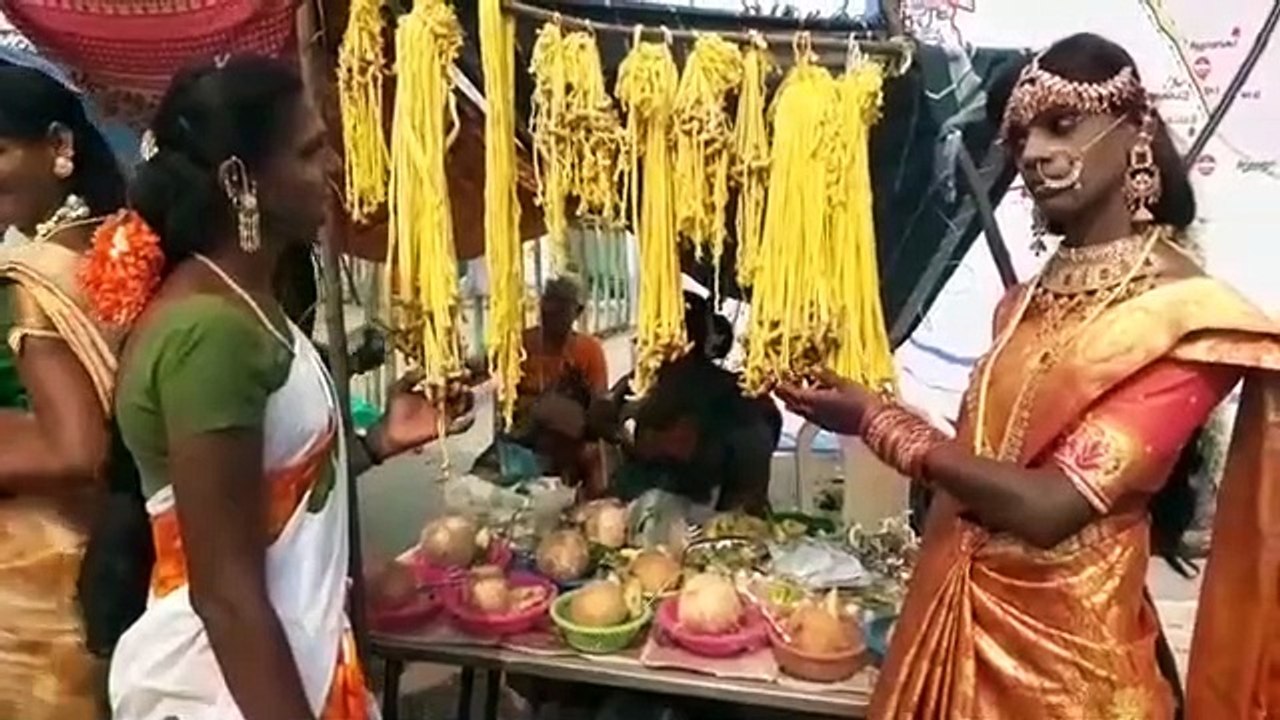 கூவாகம் கூத்தாண்டவர் கோவில் திருவிழா : தாலி கட்டிக்கொண்டு ஆடிப்பாடிய திருநங்கைகள் - இன்று தேரோட்டம்