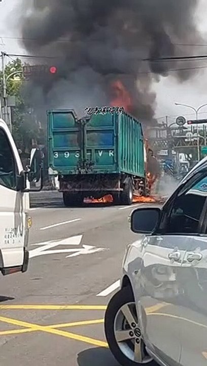 台中中清路貨櫃車起火狂燃 濃煙衝天