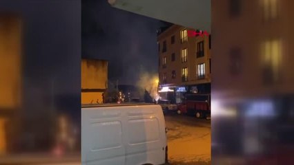 ARNAVUTKÖY'DE ELEKTRİK DİREĞİNDEKİ PATLAMALAR GECEYİ AYDINLATTI