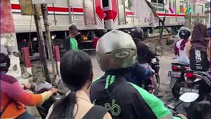 Kecelakaan Kereta listrik, Mobil Ringsek dan Terjepit