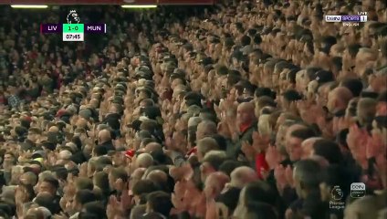 Скачать видео: Les supporters de Liverpool applaudissent et chantent pour soutenir Ronaldo