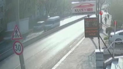 Yokuştan çıkamayan kamyonet geri kayarak böyle devrildi