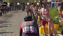 Un spectateur fait chuter le cycliste Yves Lampaert (Paris-Roubaix 2022)