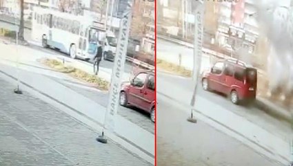 Télécharger la video: Bursa'da 1 memurun şehit olduğu cezaevi aracına bomba saldırı anı kamerada