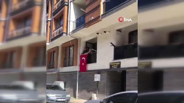 Patlamada şehit olan ceza infaz memurunun evine Türk bayrağı asıldı