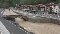 Su seviyesi yükselen derenin yanındaki yol çökünce paniğe neden oldu