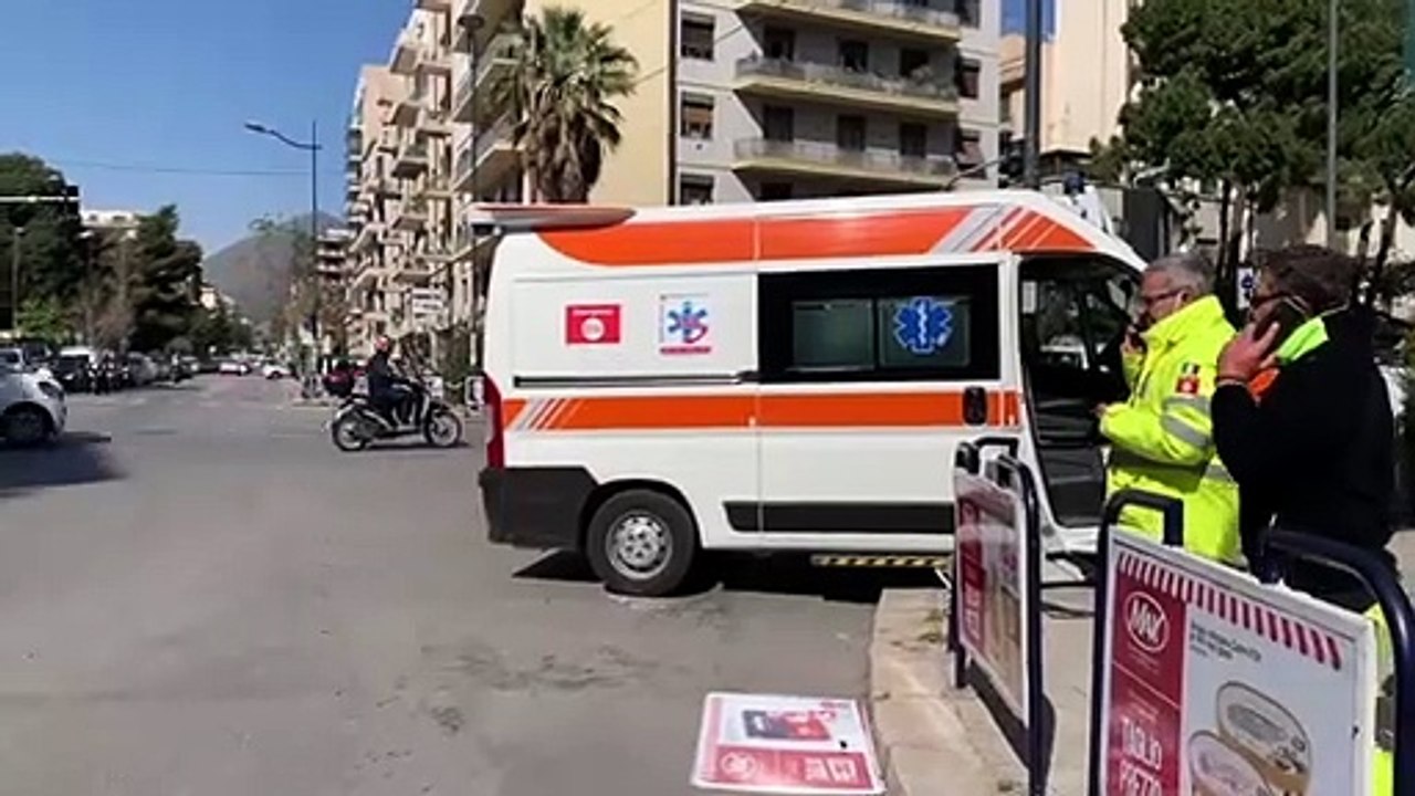 Scontro tra un'ambulanza e un'auto a Palermo